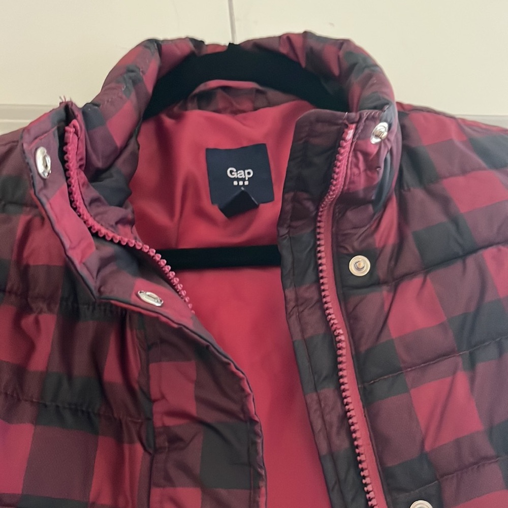 Black and Red Checkered Puffer Vest - Picture 5 of 6